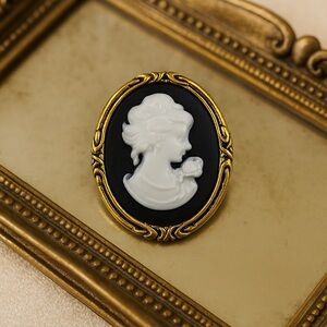 🔴 Vintage Style Cameo Brooch